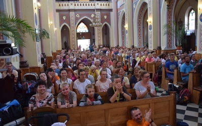 Mszą św. w kościele w Milejowie pielgrzymi rozpoczęli kolejny dzień marszu. 