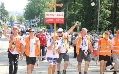 Za głównym emblematem podążały kolejne grupy pątników z diecezji bielsko-żywieckiej