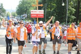 Za głównym emblematem podążały kolejne grupy pątników z diecezji bielsko-żywieckiej