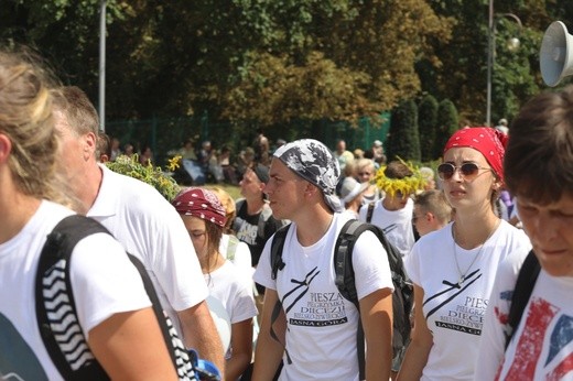 Powitanie 26. Pielgrzymki Diecezji Bielsko-Żywieckiej - grupy hałcnowskie - na Jasnej Górze - 2017