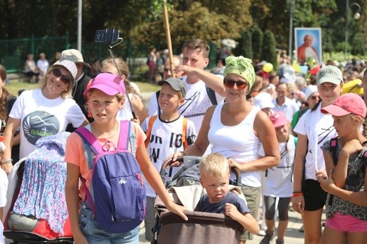 Powitanie 26. Pielgrzymki Diecezji Bielsko-Żywieckiej - grupy hałcnowskie - na Jasnej Górze - 2017