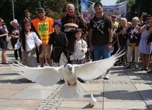Pielgrzymi andrychowscy wypuścili trzy białe gołębie, wchodząc na wały jasnogórskie