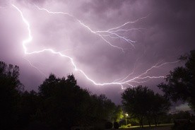 IMGW ostrzega przed upałem i burzami z gradem