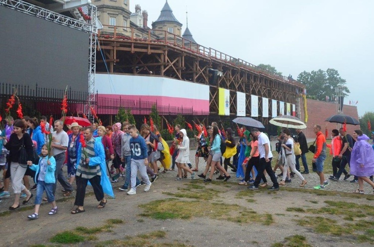 Wejście pielgrzymów na Jasną Górę