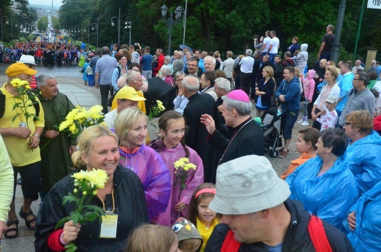 Wejście pielgrzymów na Jasną Górę