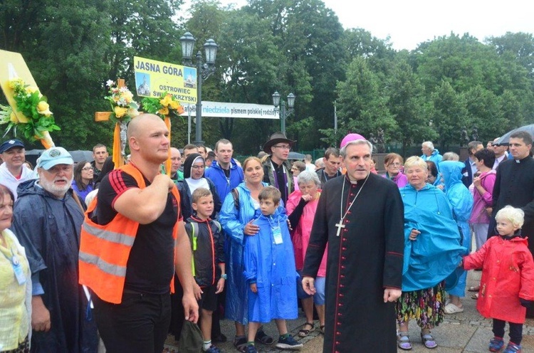 Wejście pielgrzymów na Jasną Górę