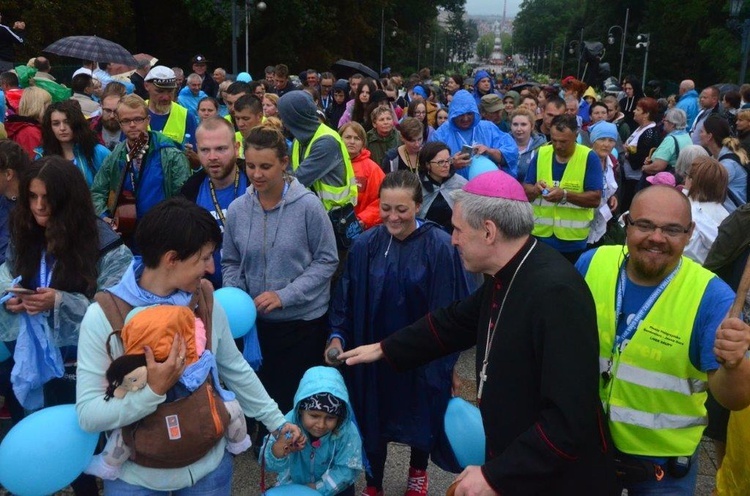 Wejście pielgrzymów na Jasną Górę