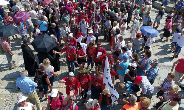 Wejście uczestniów 26. Pieszej Piegrzymki Diecezji Bielsko-Żywieckiej na Jasną Górę