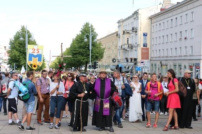 Pielgrzymka diecezji radomskiej - kolumny radomskie