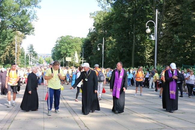 Pielgrzymka diecezji radomskiej - kolumny radomskie