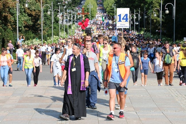 Pielgrzymka diecezji radomskiej - kolumny radomskie