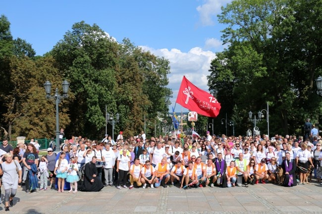 Pielgrzymka diecezji radomskiej - kolumny radomskie