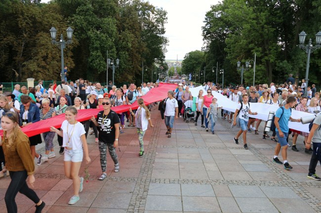 Pielgrzymka diecezji radomskiej - kolumny radomskie