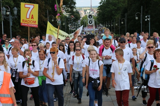 Pielgrzymka diecezji radomskiej - kolumny radomskie