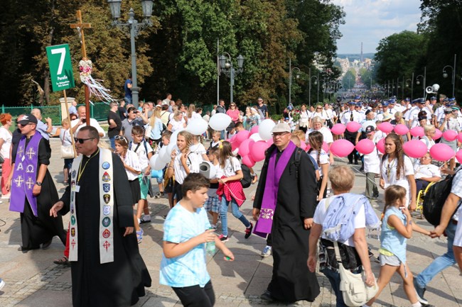 Pielgrzymka diecezji radomskiej - kolumny radomskie