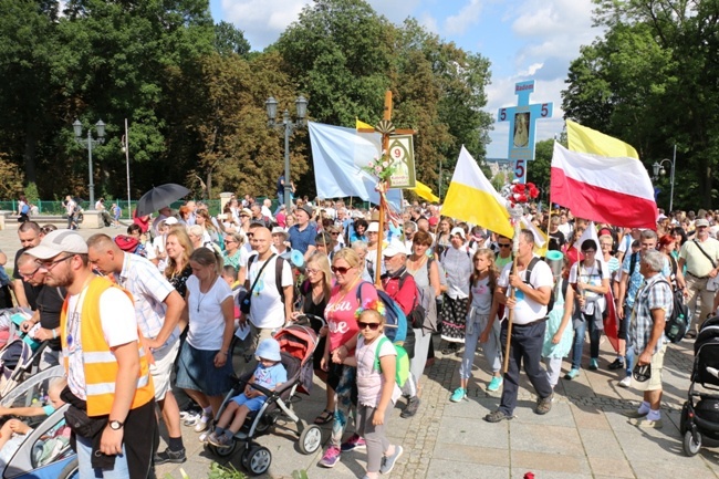 Pielgrzymka diecezji radomskiej - kolumny radomskie