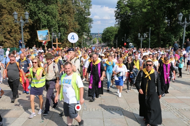 Pielgrzymka diecezji radomskiej - kolumny radomskie