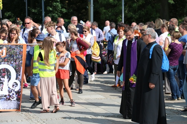 Pielgrzymka diecezji radomskiej - kolumny radomskie