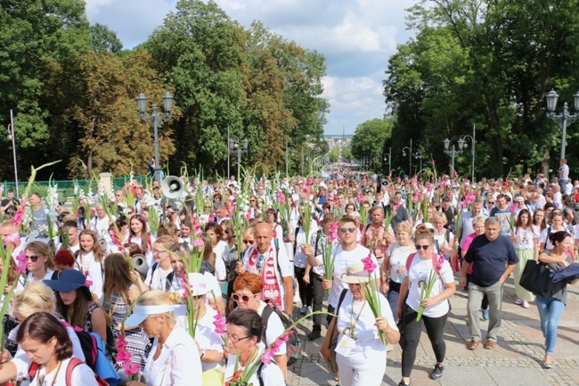 Pielgrzymka diecezji radomskiej - kolumny radomskie