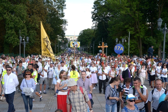 Pielgrzymka diecezji radomskiej - kolumny radomskie