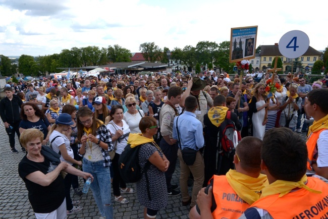 Pielgrzymka diecezji radomskiej - kolumny radomskie