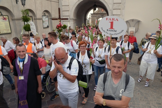 Pielgrzymka diecezji radomskiej - kolumny radomskie