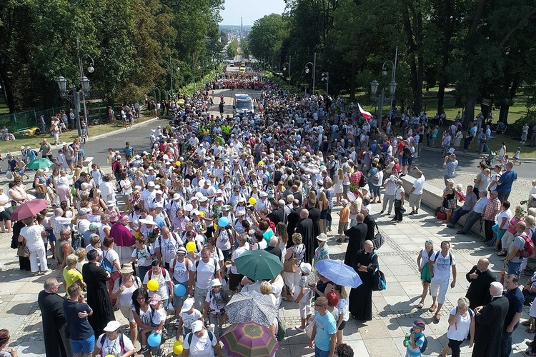 Pielgrzymi na Jasnej Górze - z lotu ptaka