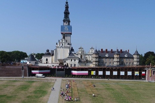Pielgrzymi na Jasnej Górze - z lotu ptaka