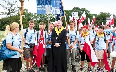Podczas wizyty  w Częstochowie  bp Wiesław prowadził serdeczne rozmowy z pątnikami.