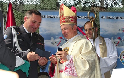 Płk Jan Skowroń wręczył bp. Tomasikowi odznakę pamiątkową 42. Bazy Lotnictwa Szkolnego.