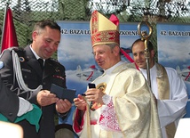 Płk Jan Skowroń wręczył bp. Tomasikowi odznakę pamiątkową 42. Bazy Lotnictwa Szkolnego.