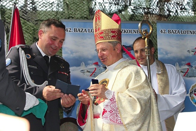 Płk Jan Skowroń wręczył bp. Tomasikowi odznakę pamiątkową 42. Bazy Lotnictwa Szkolnego.