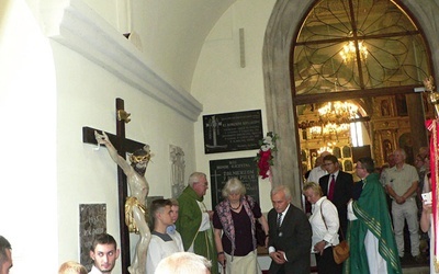 Po Eucharystii pod tablicą upamiętniającą kapłana  złożono kwiaty.