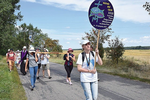 ▲	Na czele niesione były krzyż i znak XXII ŁPPM.