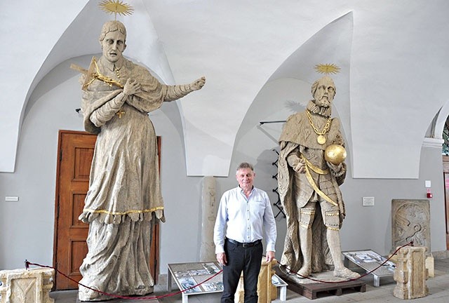 – Do uzupełnienia św. Ferdynandowi Kastylijskiemu pozostał jedynie symbol władzy królewskiej – berło – wskazuje Edward Hałajko.