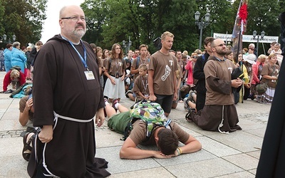 ▲	Najszczęśliwszym momentem po wielu dniach pokutnej wędrówki jest przyjście do Maryi.