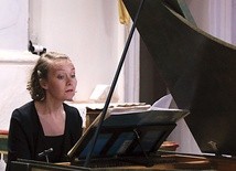 ◄	Marianna Henriksson i projekt orkiestrowy „Kore” na koncercie w Brzeźnicy.