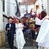 ◄	Do Matki Bożej idą także nowożeńcy. Na zdjęciu grupa Franciszek – Elbląg tuż przed wejściem do kaplicy Cudownego Obrazu.