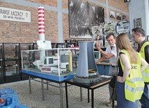 Adam Wisthal oprowadza zwiedzających po Muzeum Energetyki w Łaziskach.