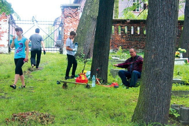 Porządkowanie cmentarza.