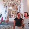Kinga Swoboda i Katarzyna Strzałkowska ze Stowarzyszenia Dziedzictwo na tle prezbiterium udostępnionej  do zwiedzania świątyni.