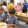 Organizatorzy zaprosili dzieci na warsztaty stolarskie do Castoramy.