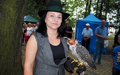 Aleksandra Krasoń poluje z ptakami szponiastymi.  