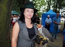 Aleksandra Krasoń poluje z ptakami szponiastymi.  