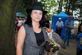 Aleksandra Krasoń poluje z ptakami szponiastymi.  