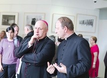 Bp Piotr Greger i ks. Jan Nowak na otwarciu wystawy.