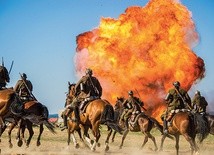 Rekonstrukcja walk oraz nalotu bombowego to żywa lekcja dawnych wydarzeń.