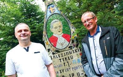 ▼	Piotr Żak i Jan Kłębczyk na szczycie przy jednej z tablic ks. Józefa Żaka.