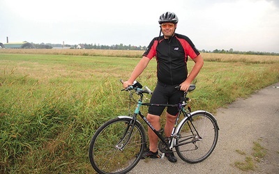 ◄	Wojciech Maciąga stara się jeździć na rowerze regularnie. Gdy z różnych powodów nie może wybrać się w trasę, korzysta z roweru stacjonarnego.