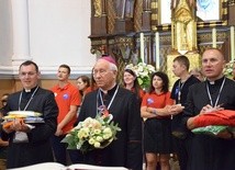 Bp Andrzej F. Dziuba ogłosił nowym przewodnikiem ŁPPM ks. Tomasza Stępniaka (po lewej). Zastąpi on ks. Rafała Babickiego (po prawej)